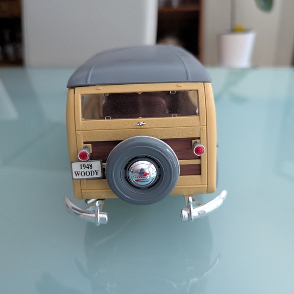 Maisto 1948 Chevrolet Fleetmaster Woody Wagon 1/18 Scale Die Cast Model Car - Picture 5 of 10